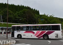 「道の駅ゆふいん」に停車する日田バスの高速バス(Katsumi/TOKYO STUDIO)