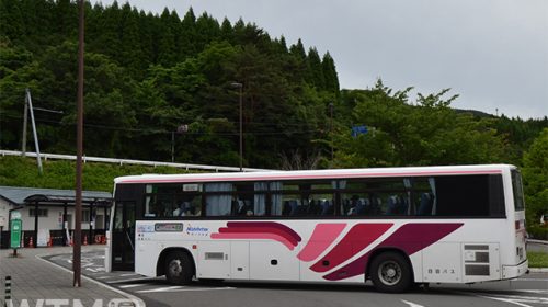 「道の駅ゆふいん」に停車する日田バスの高速バス(Katsumi/TOKYO STUDIO)