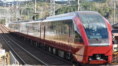 名阪特急に使用される近鉄80000系電車「ひのとり」(ゆー63/写真AC)