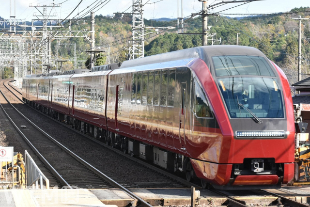 名阪特急「ひのとり」に使用される近鉄80000系電車(ゆー63/写真AC)
