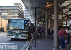 インバウンド客などで賑わっていた頃の京都駅前市バスのりば(Katsumi/TOKYO STUDIO)
