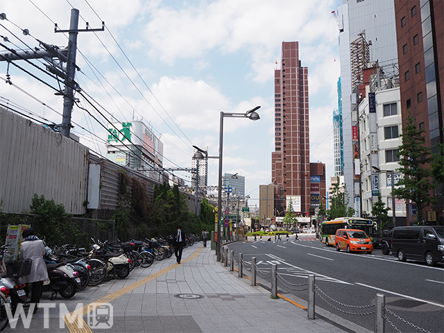地下通路が新たに建設される新宿駅東口付近から西武新宿駅までの地上のようす(Katsumi/TOKYO STUDIO)