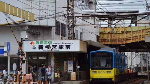 新今宮駅前停留所に停車中の阪堺電気軌道モ601形電車(Katsumi/TOKYO STUDIO)