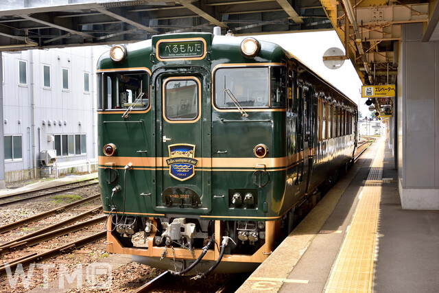 高岡駅に停車中のJR西日本「べるもんた」キハ40形気動車(タケ/PIXTA)