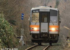 芸備線道後山駅付近を走行中のJR西日本キハ120形気動車(峠ちゃん/写真AC)