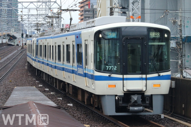 萩ノ茶屋駅を通過する泉北高速鉄道7000系電車(KUZUHA/写真AC)