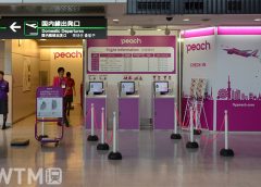 成田空港第3ターミナルのPeach国内線カウンター(Katsumi/TOKYO STUDIO)