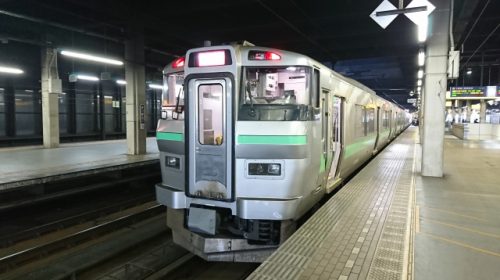 札幌駅に停車中のJR北海道733系電車(ks@f/写真AC)