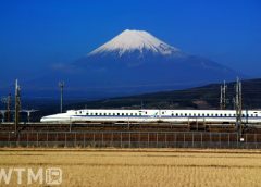 富士山を背景に走行する東海道新幹線N700A(ポコポコ/写真AC)