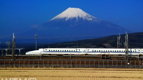 富士山を背景に走行する東海道新幹線N700A(ポコポコ/写真AC)