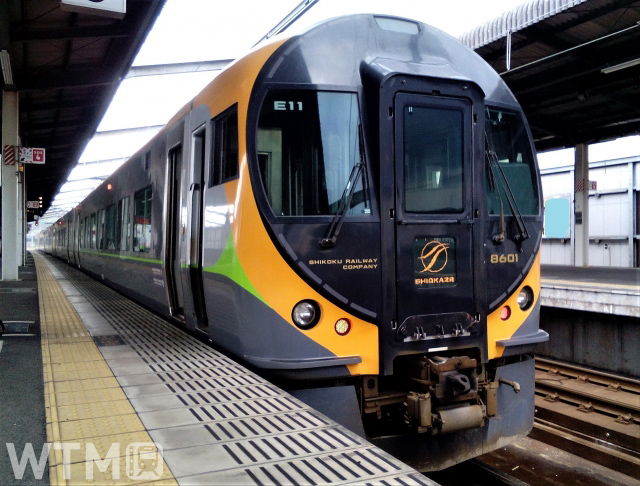 特急「しおかぜ」「いしづち」に使用されるJR四国8600系電車(JAPAN NAVY/写真AC)