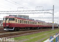 JR西日本からえちごトキめき鉄道へ移籍のため改装される413系・455系電車(mgpc64/PIXTA)