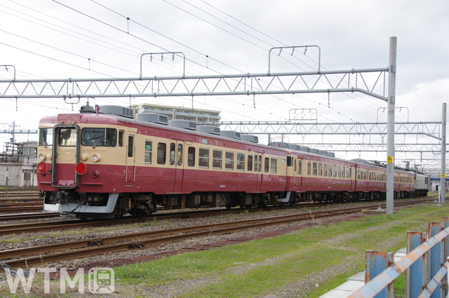 JR西日本からえちごトキめき鉄道へ移籍のため回送される413系・455系電車(mgpc64/PIXTA)