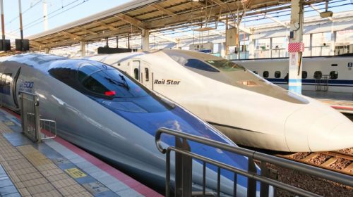 山陽新幹線岡山駅に停車中の500系(左)と700系「レールスター」(けんぼ/写真AC)