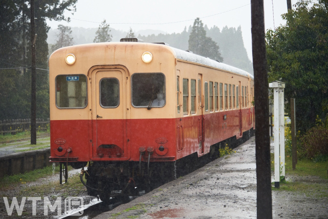 養老渓谷駅に到着する小湊鐵道キハ200形気動車(ちゃんこちゃんこ/写真AC)