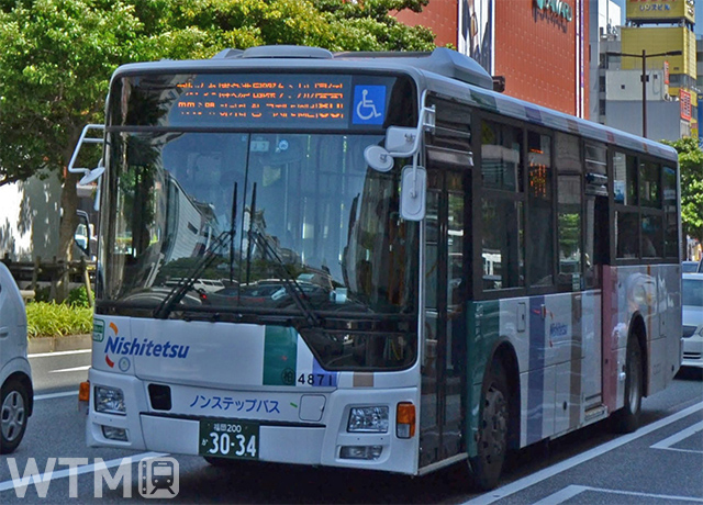 渡辺通りの天神バス停付近を走行する西日本鉄道の一般路線バス車両(Katsumi/TOKYO STUDIO)