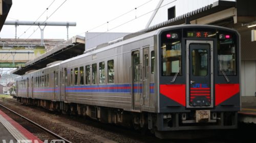 山陰本線米子駅に停車中のJR西日本キハ121系気動車(KUZUHA/写真AC)