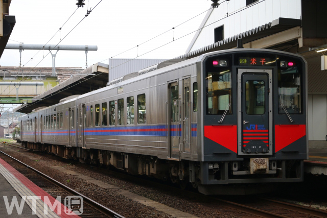 山陰本線米子駅に停車中のJR西日本キハ121系気動車(KUZUHA/写真AC)