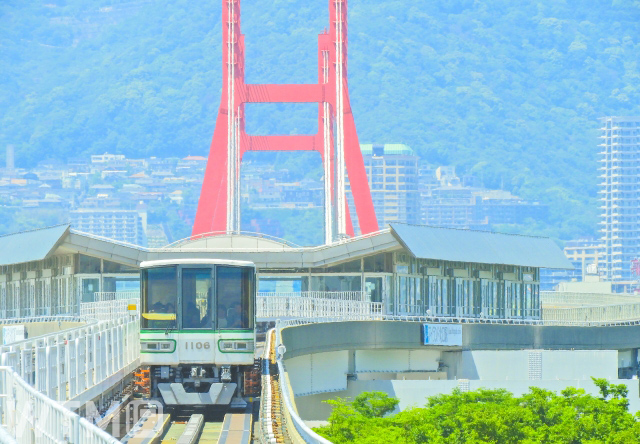 六甲ライナー アイランド北口駅を出発する神戸新交通1000型電車(KOBE の 写真家/写真AC)