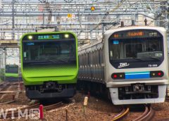 山手線で運行されているJR東日本E235系電車(左)と東京臨海高速鉄道りんかい線70-000形電車(しろかね/写真AC)
