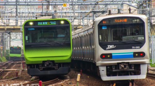 山手線で運行されているJR東日本E235系電車(左)と東京臨海高速鉄道りんかい線70-000形電車(しろかね/写真AC)