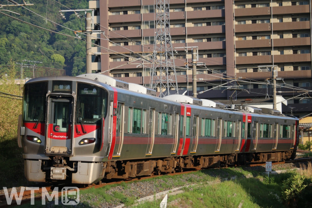 呉線・山陽本線などで運行しているJR西日本227系電車(KUZUHA/写真AC)