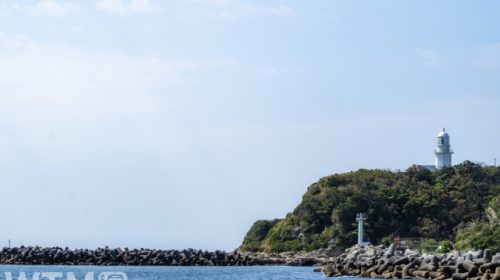 三浦半島の間口漁港と剱崎灯台(いかぽん/写真AC)