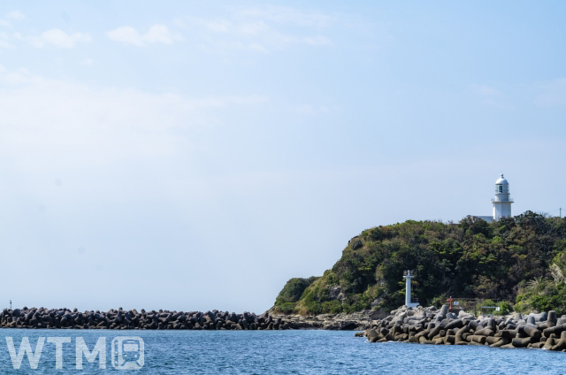 三浦半島の間口漁港と剱崎灯台(いかぽん/写真AC)