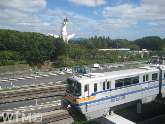 大阪モノレール2000系電車と万博記念公園「太陽の塔」(そい/写真AC)