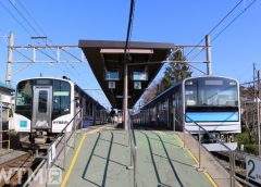 仙石線高城町駅に停車中のJR東日本HB-E210系気動車(左)と205系3100番台電車(PhotoNetwork/写真AC)