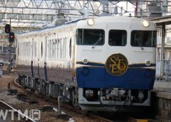 広島駅に到着するJR西日本キロ47形7000番台気動車による観光列車「etSETOra」(KUZUHA/PIXTA)