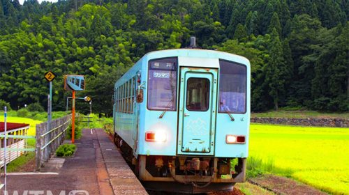 越美北線一乗谷駅に到着するJR西日本キハ12形気動車(marko_tokyo/写真AC)