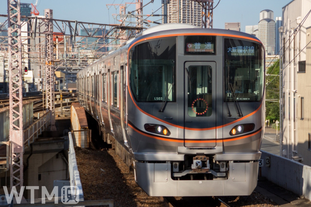 大阪環状線を運行するJR西日本323系電車(M.T.photos/写真AC)