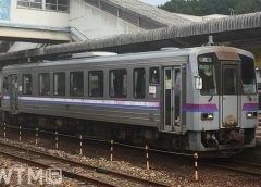 三次駅に停車中のJR西日本キハ120形気動車(akinton/写真AC)