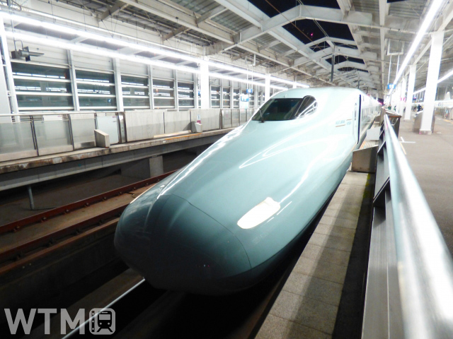 博多駅に停車中の九州新幹線N700系(medetai/写真AC)