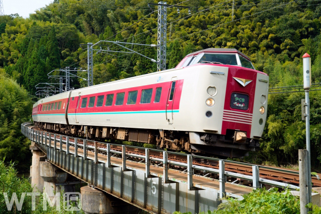 特急「やくも」で運行しているJR西日本381系電車(H.Motti/写真AC)