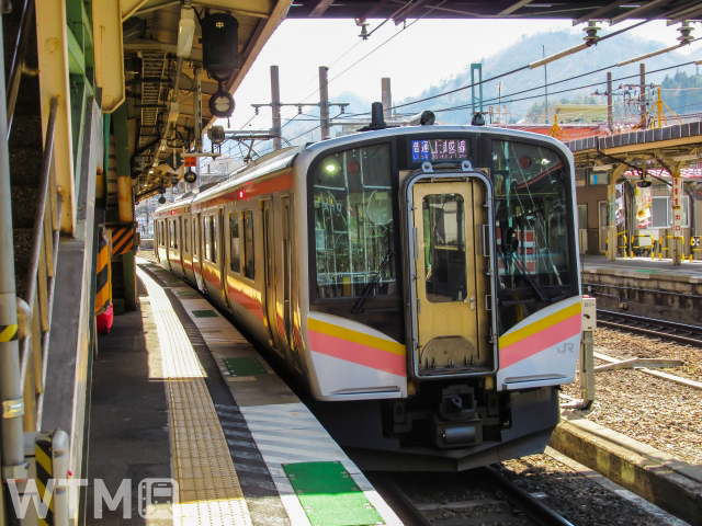 上越線で運行しているJR東日本E129系電車(りっくん_/写真AC)
