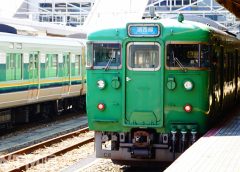 京都駅に停車中の湖西線で運行しているJR西日本113系電車(☆Ken☆/写真AC)