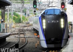 特急「あずさ」で運行しているJR東日本E353系電車(ジュンP/写真AC)