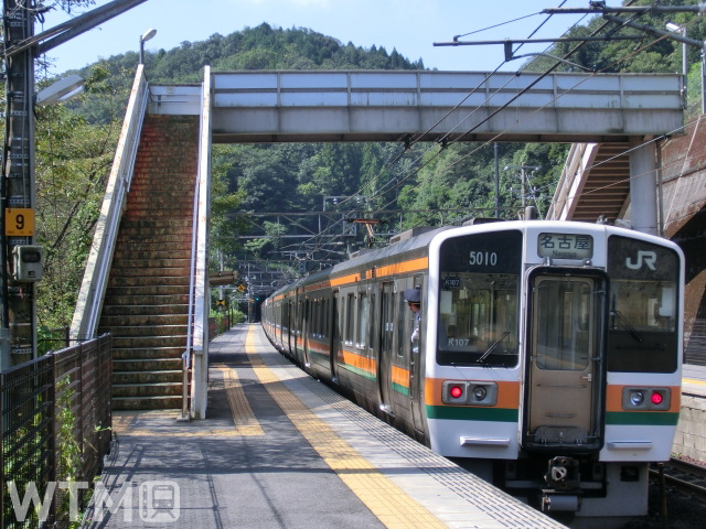中央本線古虎渓駅に停車中のJR東海211系電車(leap111/写真AC)