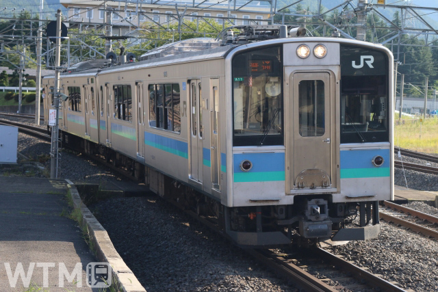 中央本線辰野経由などで運行しているJR東日本E127系電車(KUZUHA/写真AC)