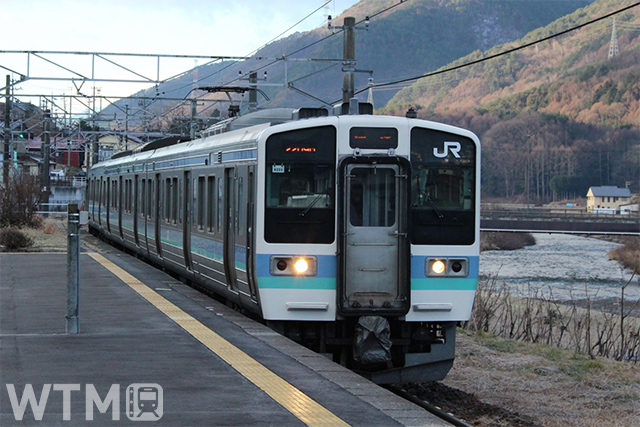 中央本線川岸駅に到着するJR東日本211系電車(たまくじら/写真AC)
