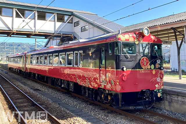 七尾駅に停車中の観光列車「花嫁のれん」JR西日本キハ48形気動車(HAIDARUI/写真AC)