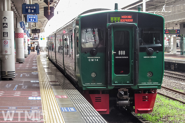 博多駅に停車中の特急「みどり」JR九州783系電車(nozomi500/写真AC)