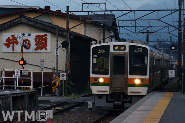 飯田線伊那市駅に到着するJR東海213系電車(Katsumi/TOKYO STUDIO)