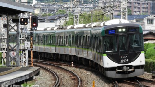 京阪本線中書島駅に到着する京阪13000系電車(ジュンP/写真AC)