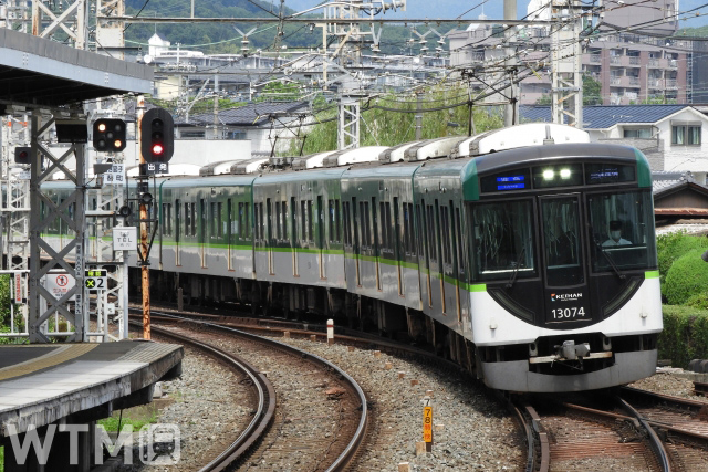 京阪本線中書島駅に到着する京阪13000系電車(ジュンP/写真AC)