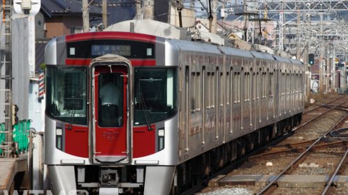 天神大牟田線を運行する西鉄9000形電車(tarousite/PIXTA)