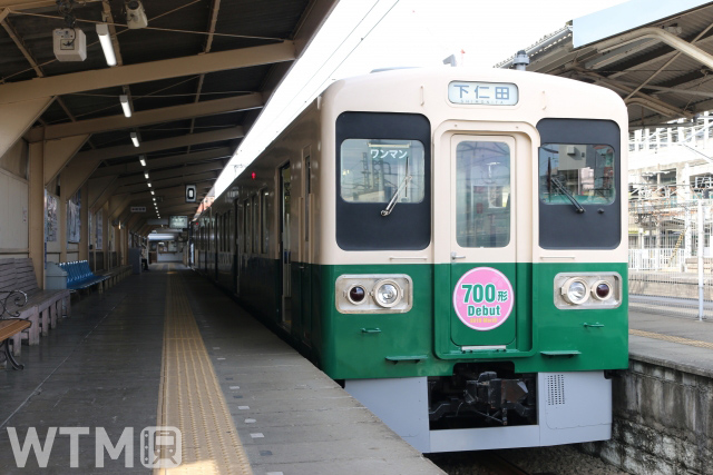 高崎駅に停車中の上信電鉄700形電車(KUZUHA/写真AC)