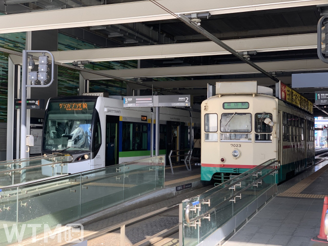 富山駅停留所に停車中の富山地方鉄道T100形電車「サントラム」(左)と7000形電車(gypsyhirano/写真AC)